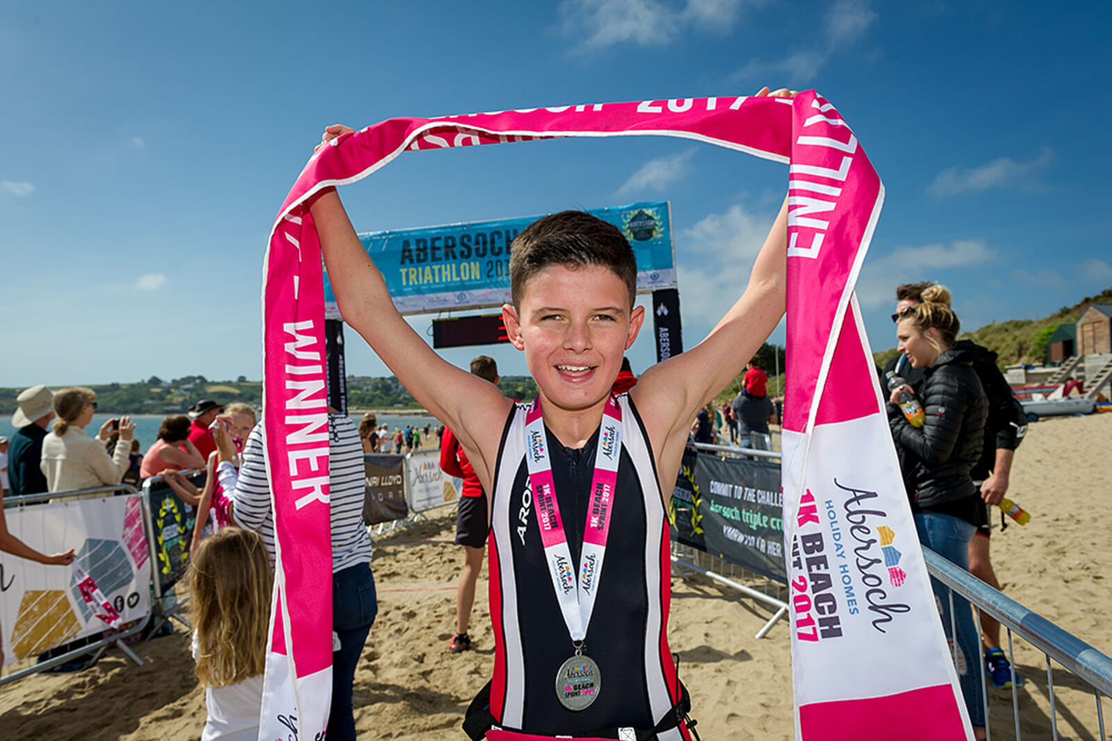 A fantastic race for the young runners who want to get involved, wear a race bib and earn a zinc alloy race medal. With a trophy and a little cash for the category winners, with proud feeling.