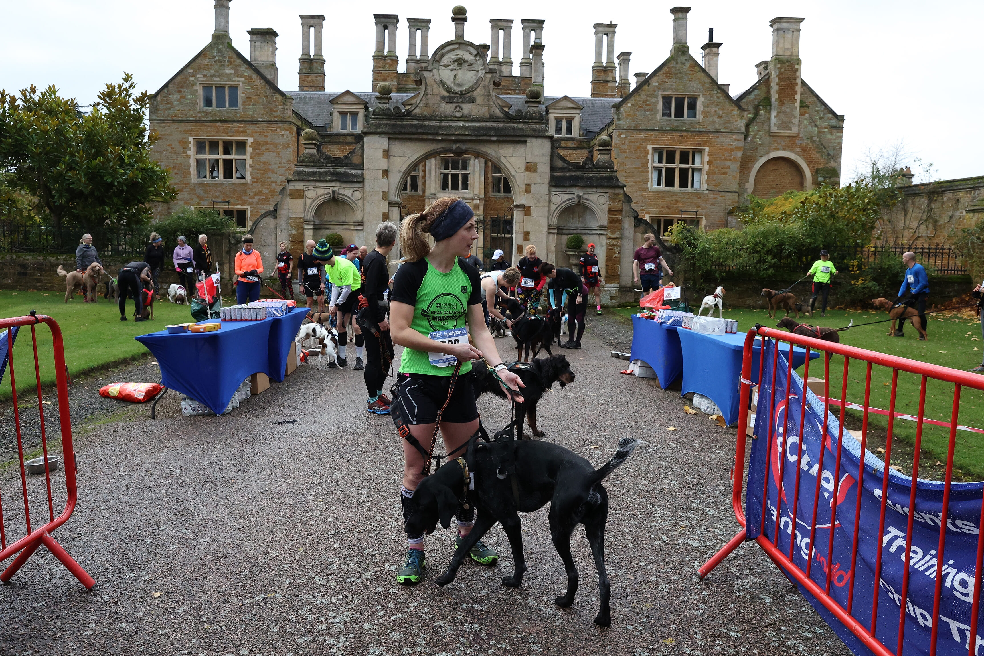 The trail goes through the grounds of the 2,000 acre Holdenby Estate and on surrounding farmland with fantastic views of the country house, finishing through the iconic arches that adorn the grounds.