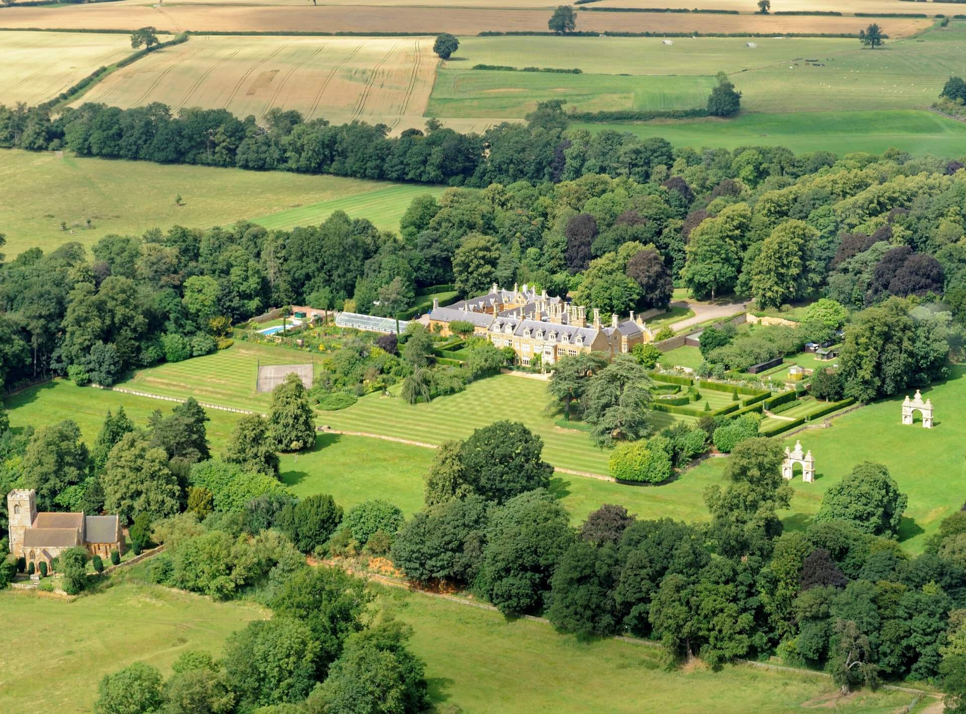 The trail goes through the grounds of the 2,000 acre Holdenby Estate and on surrounding farmland with fantastic views of the country house, finishing through the iconic arches that adorn the grounds.