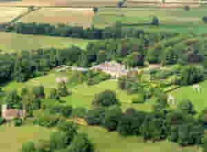 The trail goes through the grounds of the 2,000 acre Holdenby Estate and on surrounding farmland with fantastic views of the country house, finishing through the iconic arches that adorn the grounds.