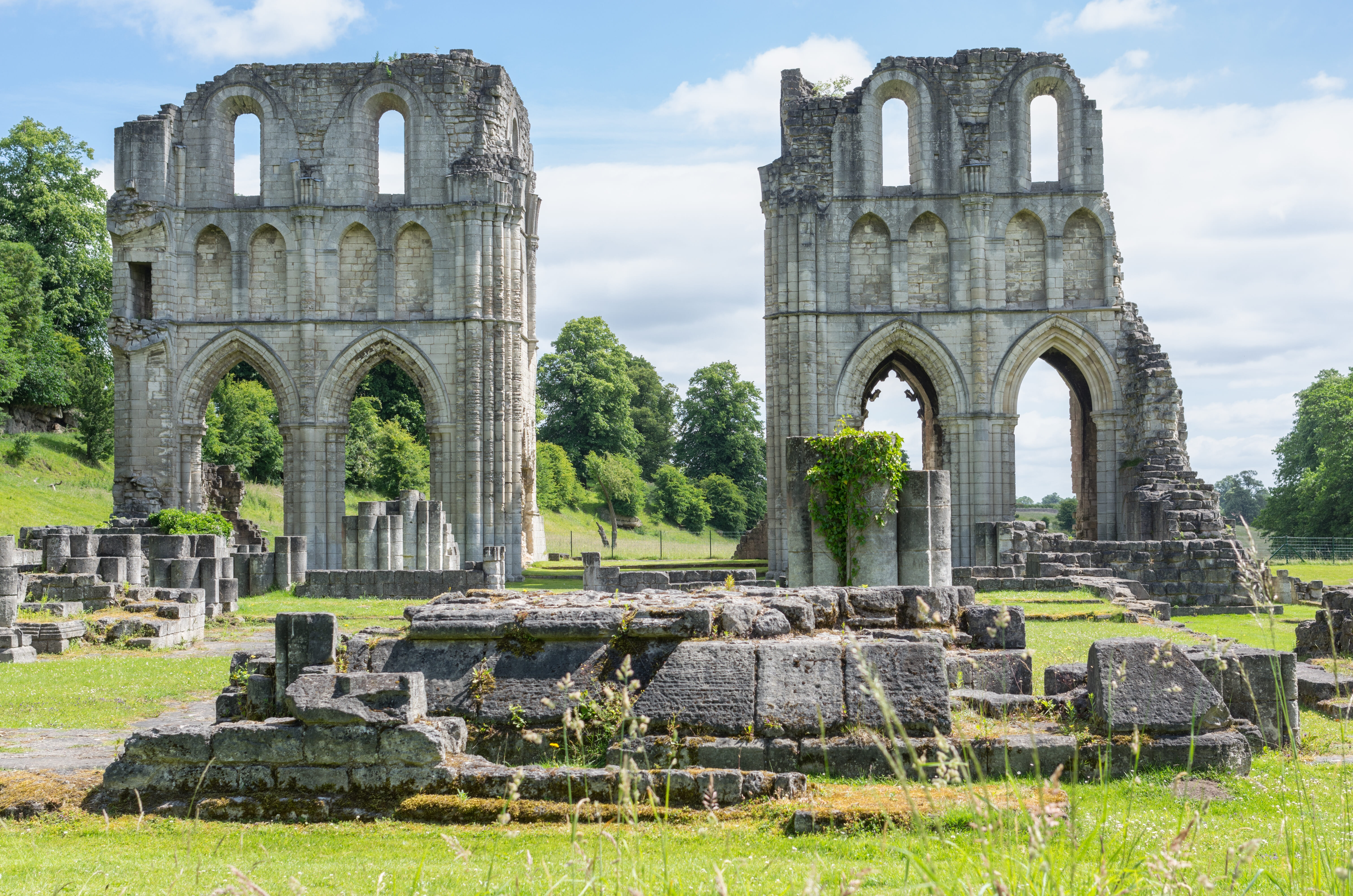 Explore rolling trails, woodland and grassy lanes on this scenic, lapped race around historic Roche Abbey — a relaxed yet challenging run for all levels.
