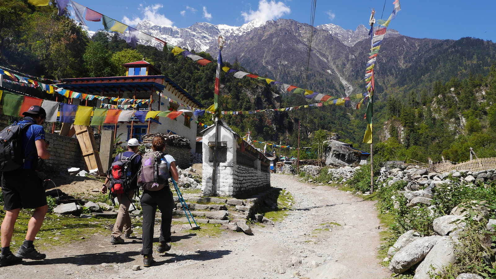 trekkers on the annapurnas circuit 861