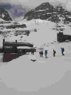 arriving at the nelter refuge in winter kandoo 2320