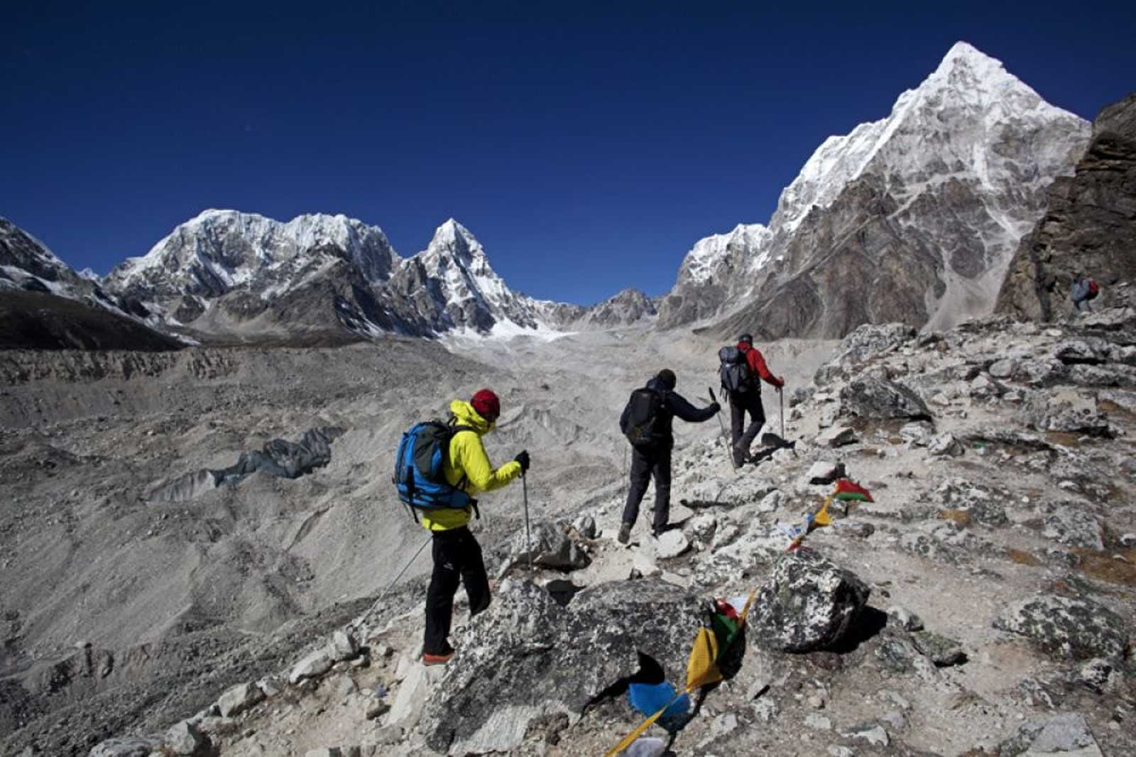 trekkers on their ascent to the everest 412