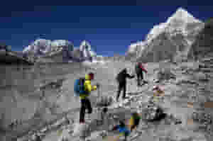 trekkers on their ascent to the everest 412