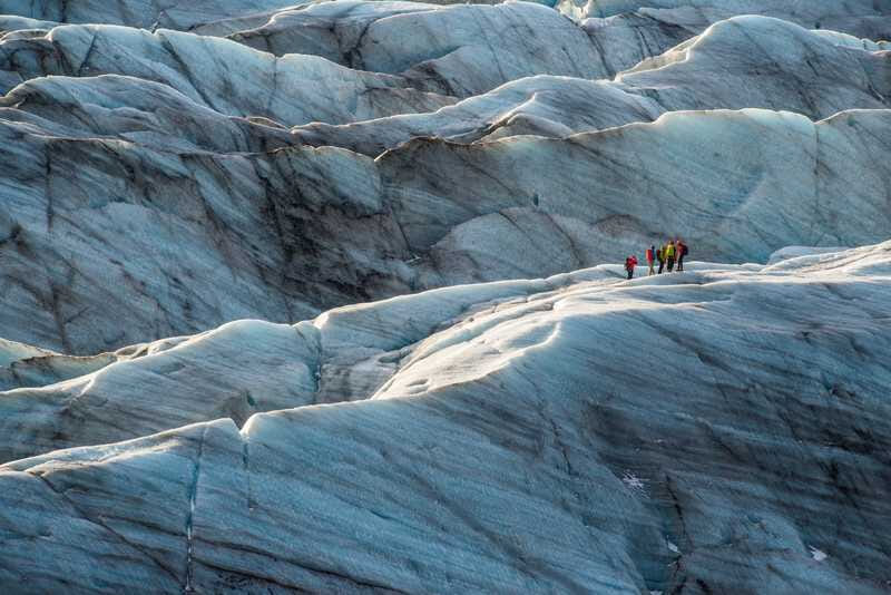hikers climbing the vatnajoekull glacier 2255