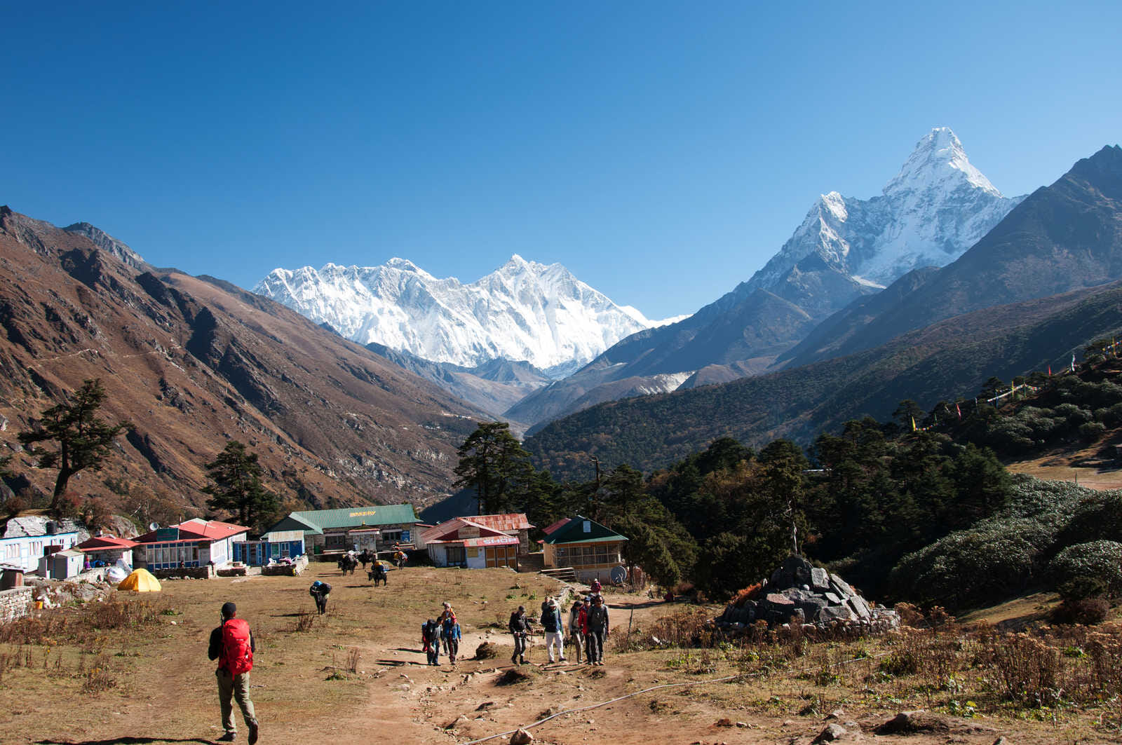 hikers crossing a village in the everest region 1194
