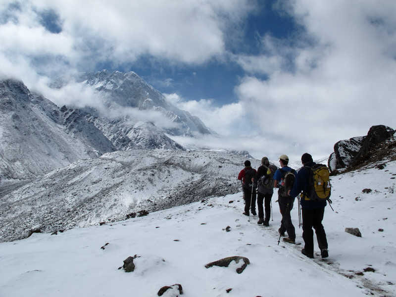 hikers heading toward dingboche in khumbu 1207