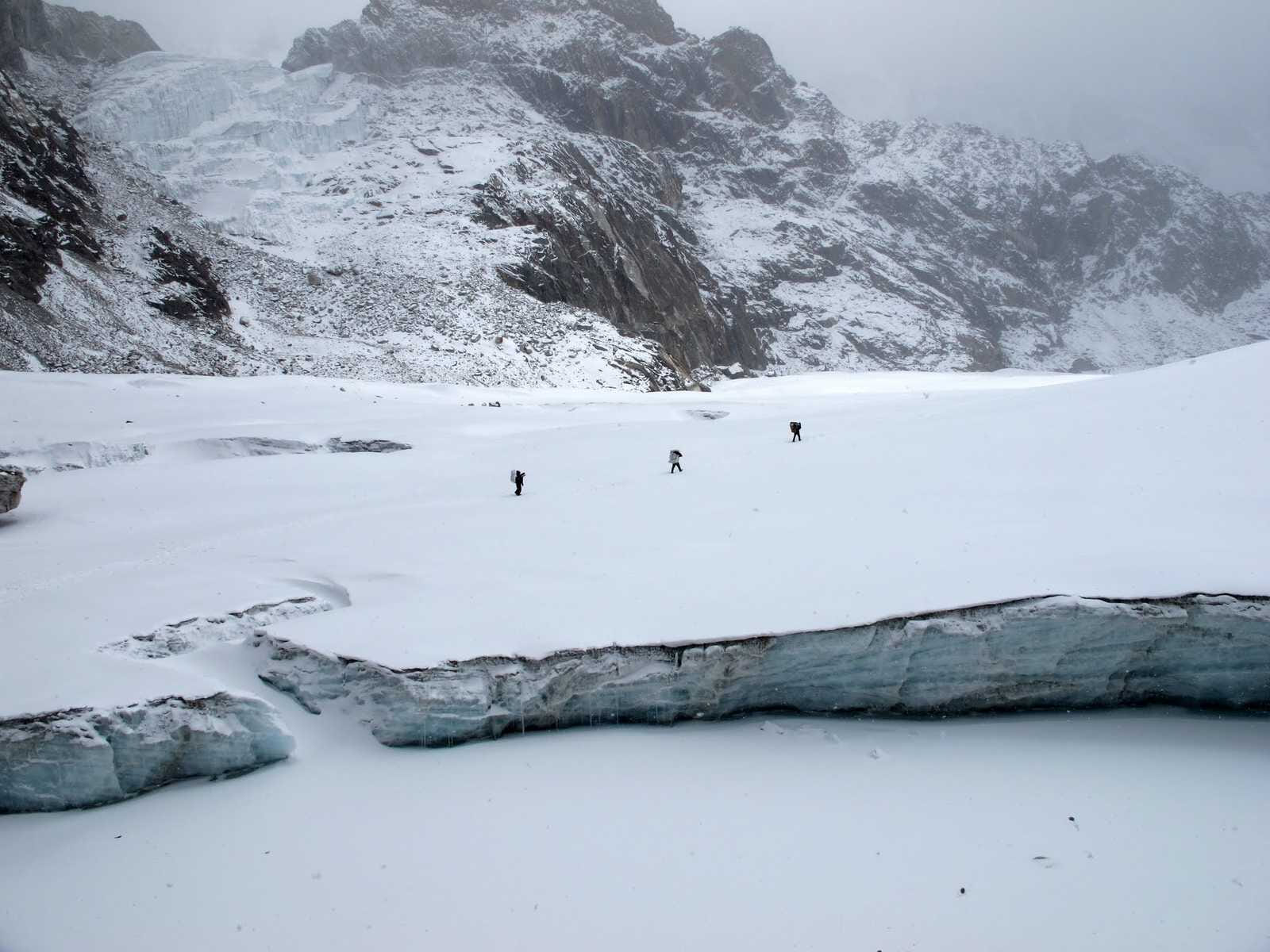 hikers crossing cho la pass in the khumbu region 1198