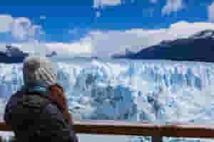 contemplation in front of the perito moreno glacier 998