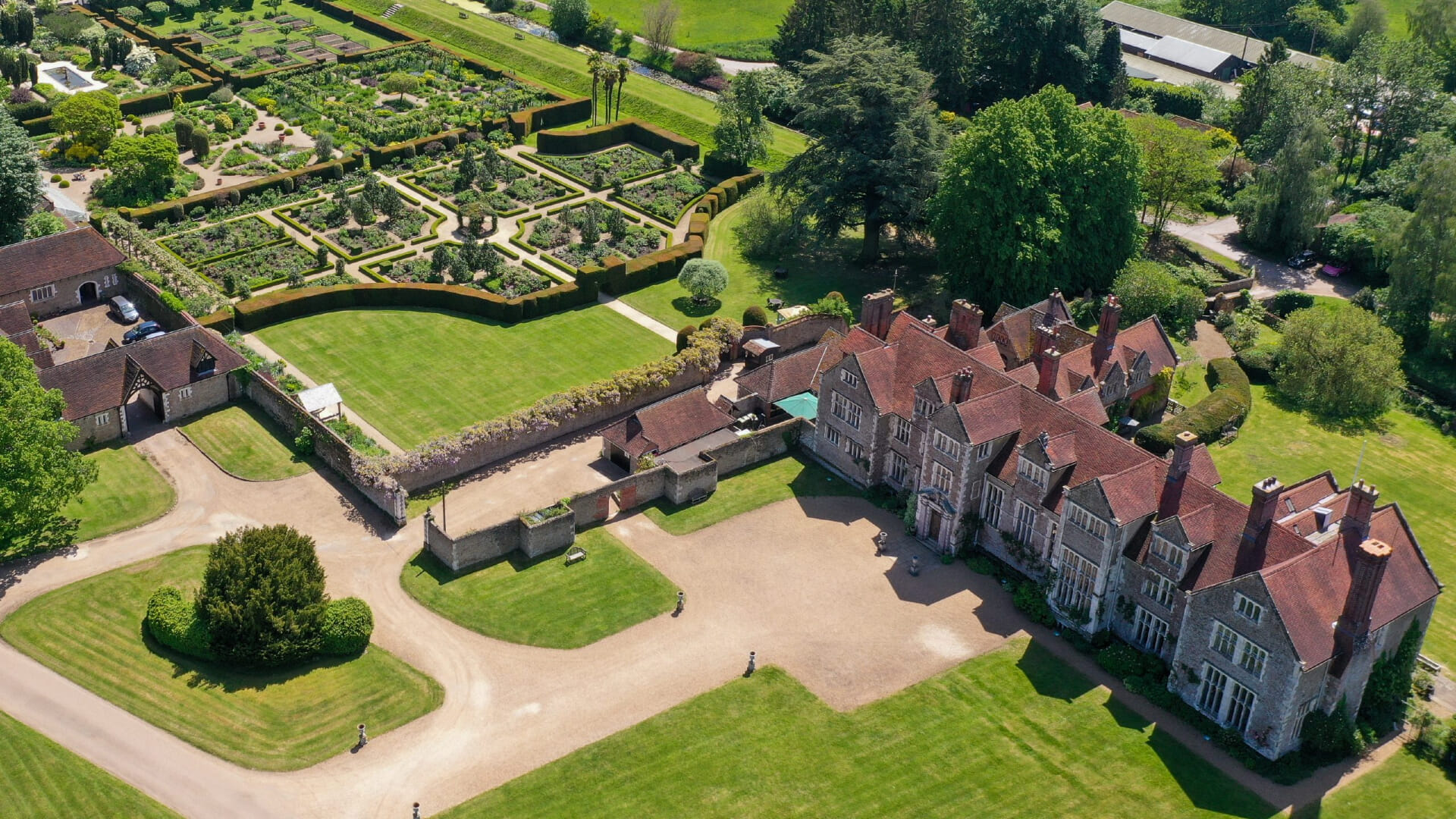 Experience a unique 10K set within the stunning grounds of Surrey's finest historic estate. This scenic trail takes runners on a journey through beautifully maintained estate and sweeping countryside.