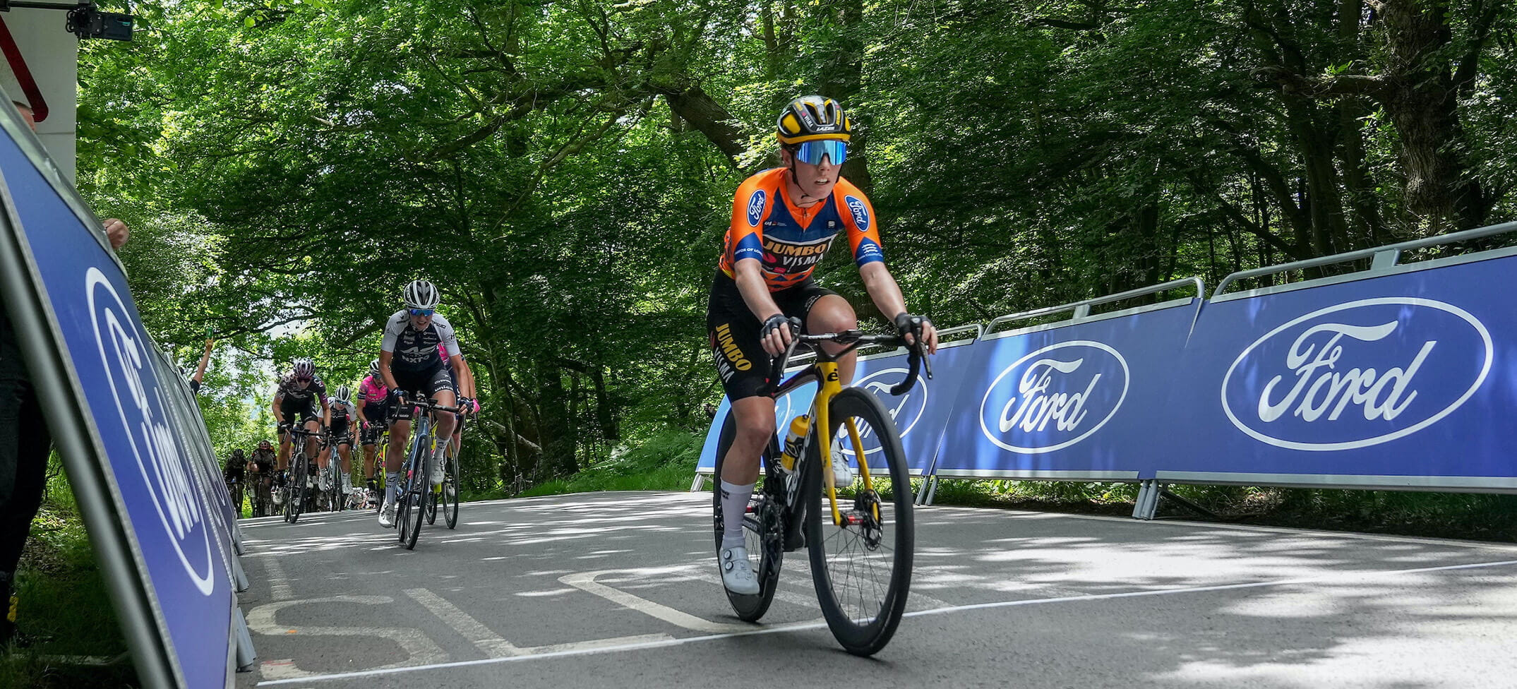 ride london 2022 elite cyclist sprints to finish