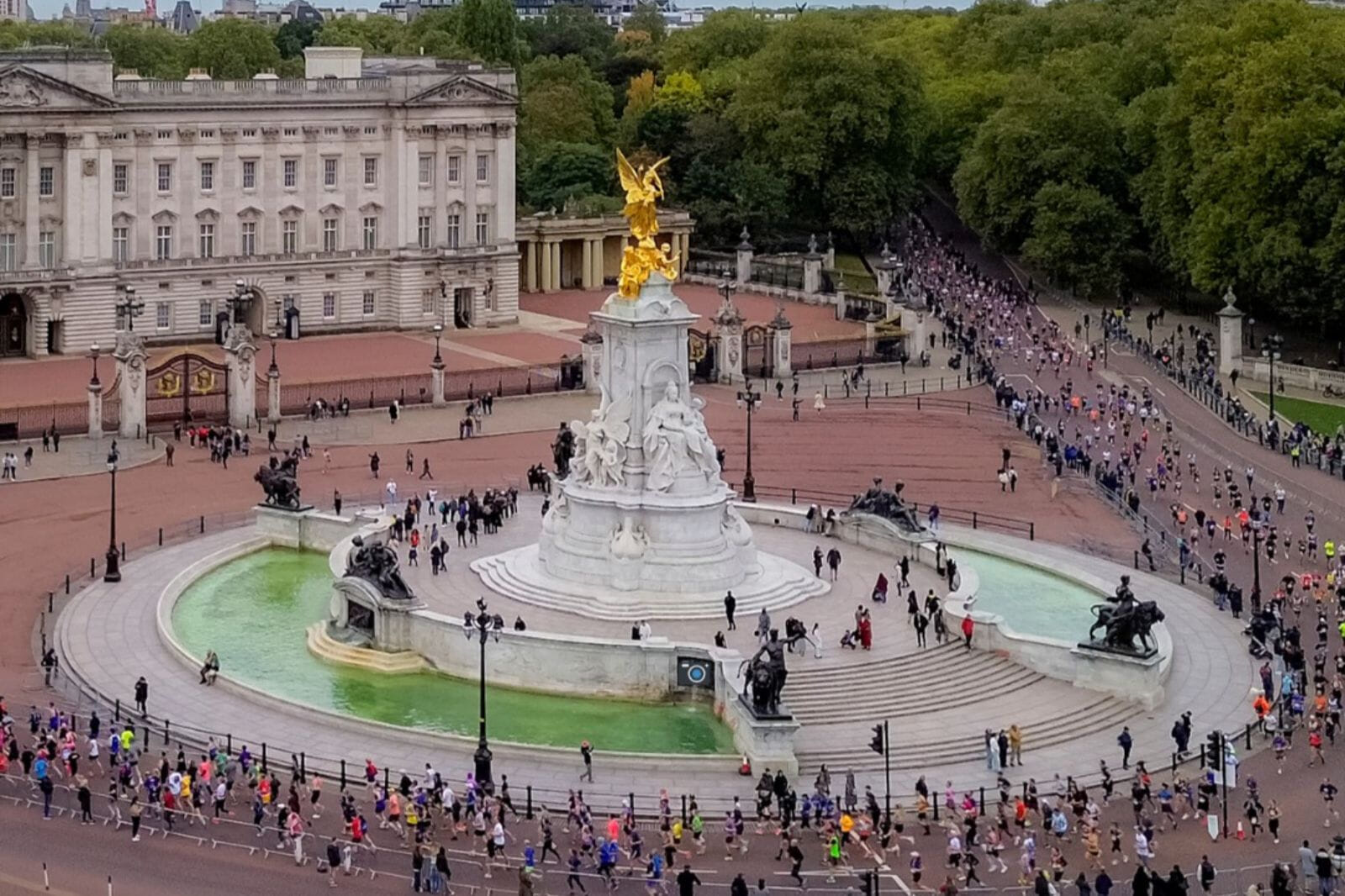 Run through four of London’s most beautiful Royal Parks, past iconic landmarks and tree-lined avenues, on a stunning autumn route that combines city energy with natural splendour.