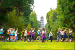 runners with Great Pagoda in background