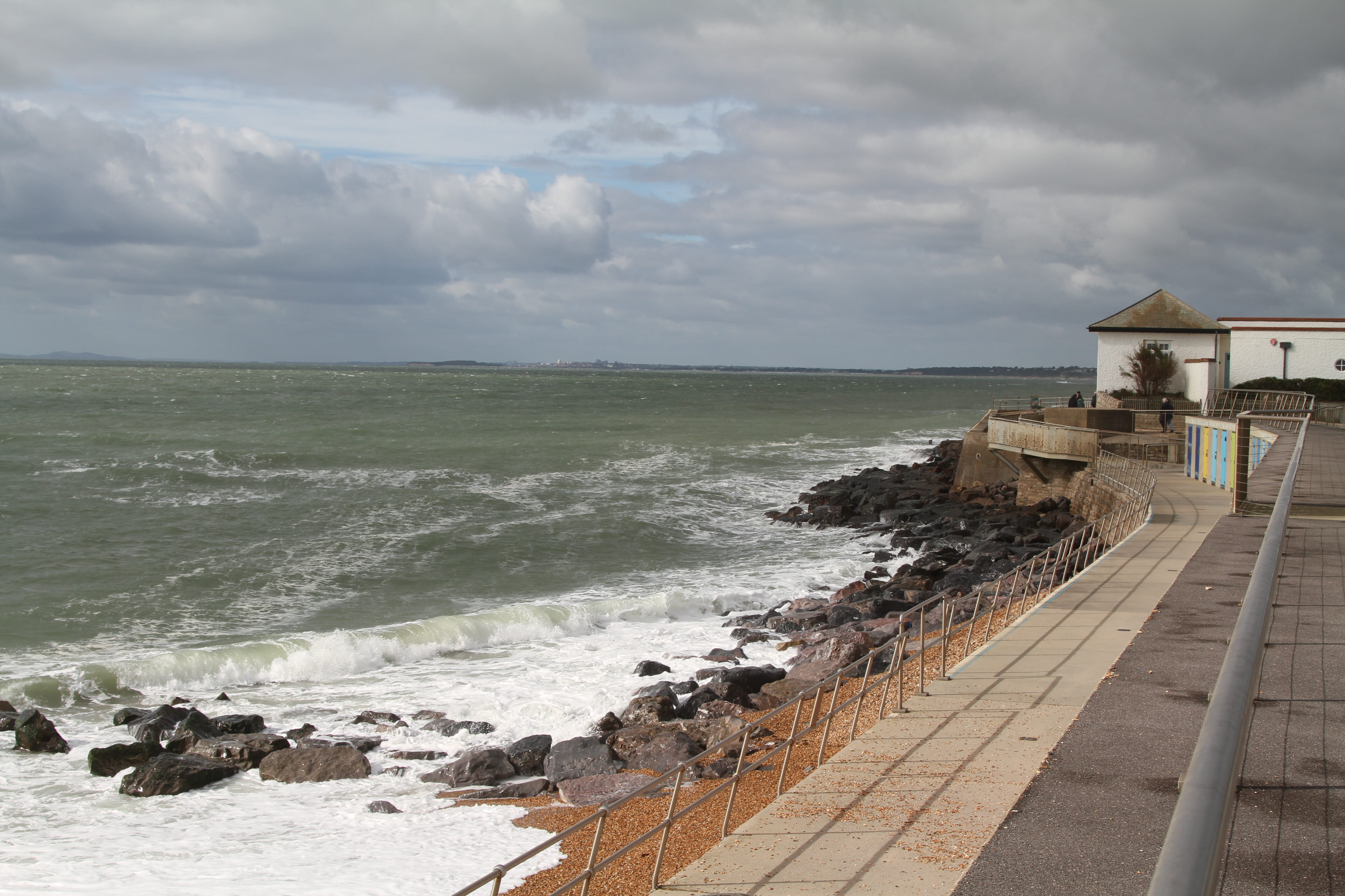Enjoy stunning coastal views on this flexible-distance run at Milford on Sea, following an out-and-back route beside Sturt Pond and the Isle of Wight — perfect for all abilities.