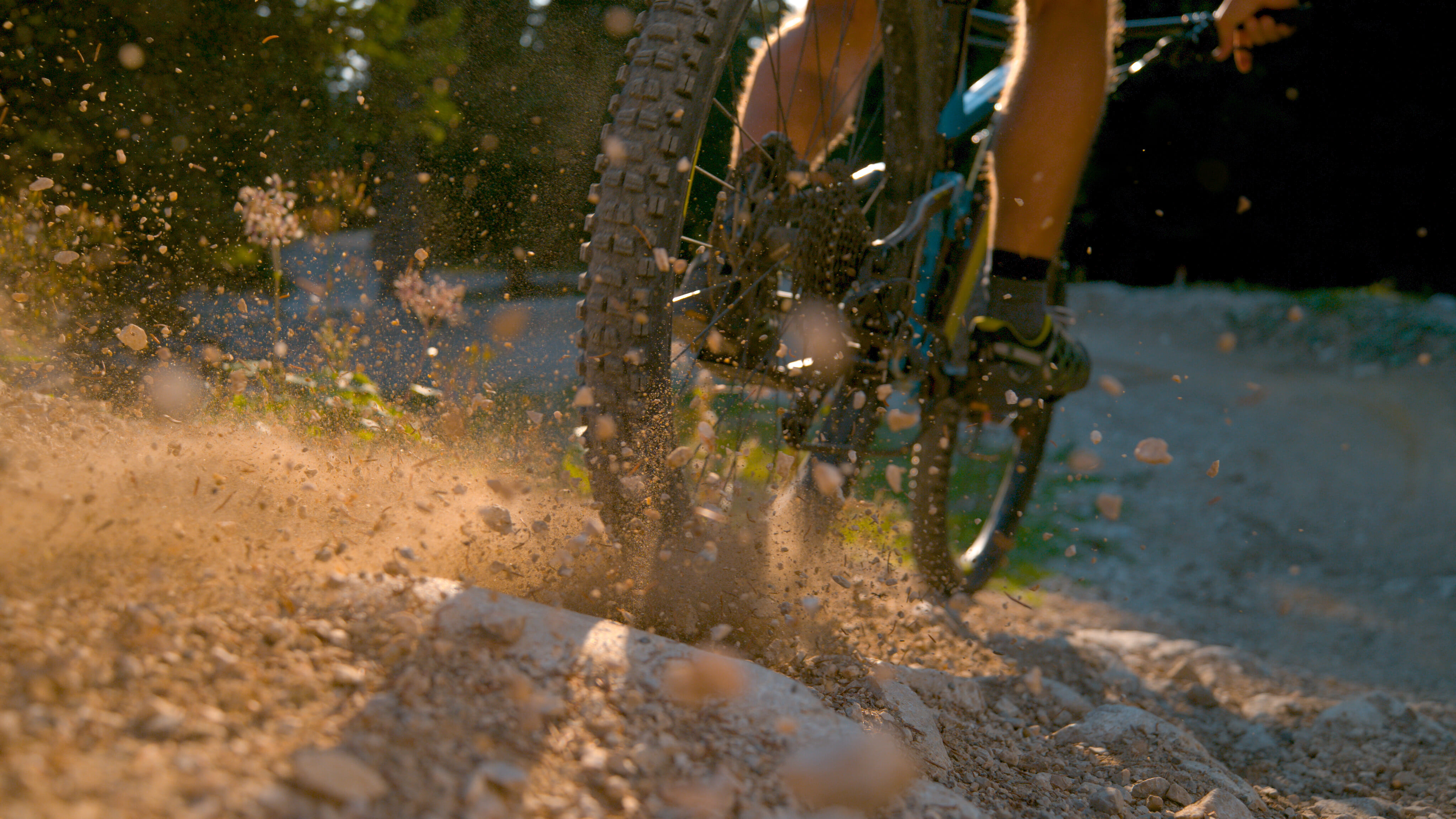 A series of fast-paced guided gravel rides from London, perfect for serious riders skilled at off-road cycling. Can you ride 100 miles and climb 3000m, off road, in a day?